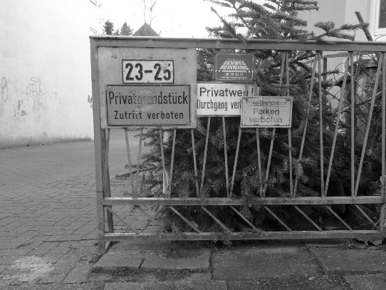 Drei Schilder: 'Privatgrundstück Zutritt verboten' 'Privatweg Durchgang verboten' 'Privatgrundstück Parken verboten'