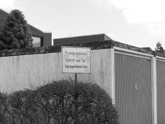 Schild 'Privatgrundstück Zutritt nur für Garagenbesitzer'