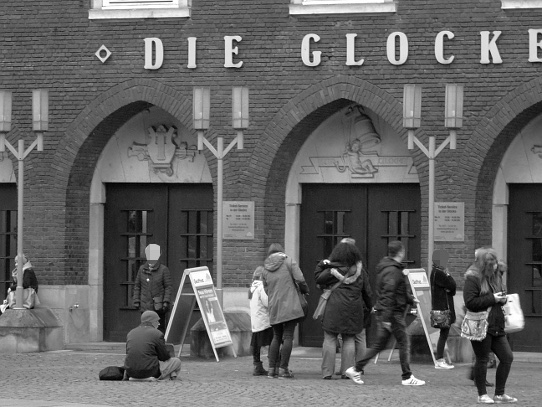 Bremer City: Bettler vor dem Veranstaltungshaus Glocke