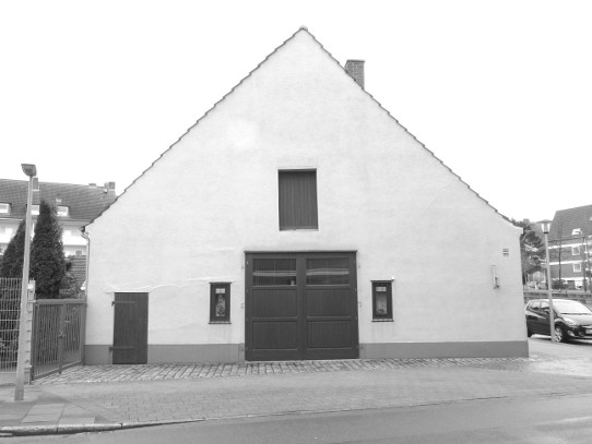 Bremen, Hastedt: Die Front dieses ehemaligen Bauernhauses lässt noch einige Merkmale der früheren Nutzung erkennen Die doppelflügelige Stalltür hat noch Öffungen am oberen Ende.