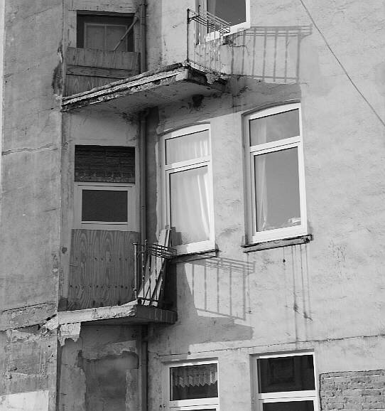 'Abgebrochene' Balkone am Nachbarhaus