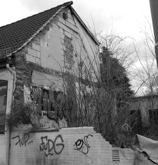 Das kleine Haus, das auf diesem Grundstück in einer Vorstadt in Bremen stand, ist vor einigen Jahren eingestürzt.