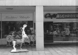 The front door of 'Café Schriefer'