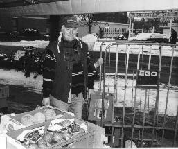 Heinz Ahlers vor dem Laden, 2001