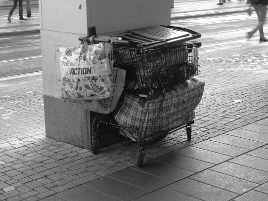 Einkaufswagen am Bahnhofsvorplatz - vermutlich mit Habseligkeiten eines/er Obdachlosen beladen