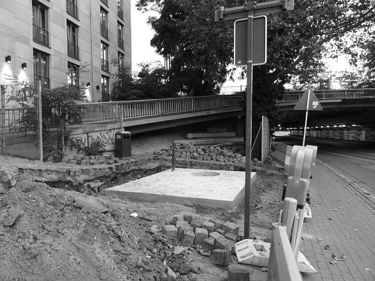28. September 2019: Blick über Absperrung auf die Baustelle am vorderen Rand des Szenetreffs: Ein kleines Fundament mit Sanitäranschschluss ist gegossen worden.