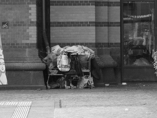 5. Oktober 2019: Habseligkeiten eines/er Obdachlosen in der Nähe des rechten Seiteneingangs
