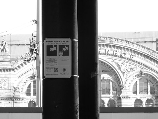 18. Oktober 2019: Schild 'Videoüberwachung' an einem Pfeiler an der Hochstraße vor dem Bahnhof