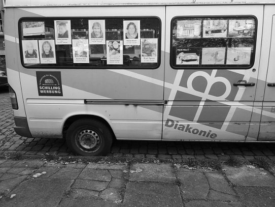 20. Oktober 2019: Porträts von verstorbenen Obdachlosen und anderen Hilfsbdürftigen auf dem Aktions- und Beratungsbus des Sozialzentrums des Vereins für Innere Mission Bremen