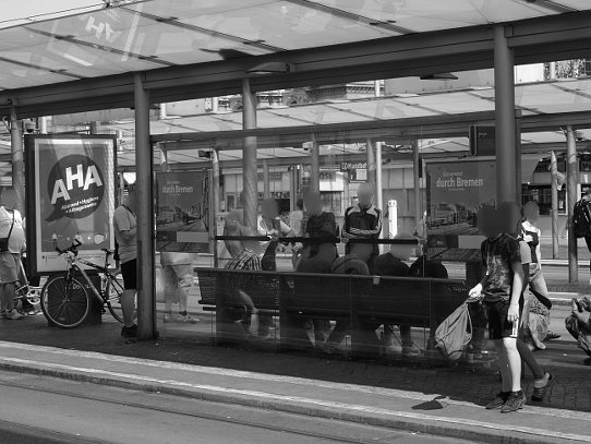 Treffpunkt von Leuten, die nicht unbedingt in der Mitte der Gesellschaft stehen, auf einem Bahnsteig des Tram- und Busbahnhofs vor dem Hauptbahnhof