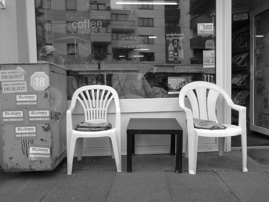 Am Hulsberg: Zwei Plastikgartenstühle vor einem Geschäft