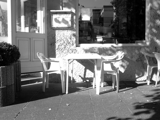 Am Hulsberg: Plastikgartenstühle und -tische vor einem Restaurant