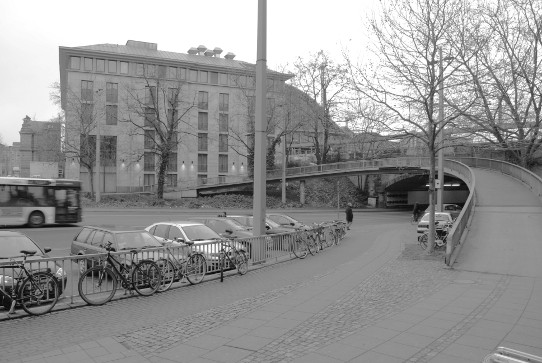 Fußgängerbrücke vom Bahnhofsvorplatz zum Postamt 'An der Weide'