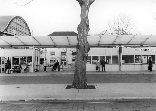 Ort, an dem das Zelt stand, nach Einrichtung des Straßenbahn- und Busbahnhofs