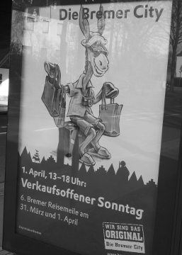 Werbeplakat, das mit einer verfremdeten Stadtmusikantenfigur auf einen verkaufsoffenen Sonntag in Bremen hinweist