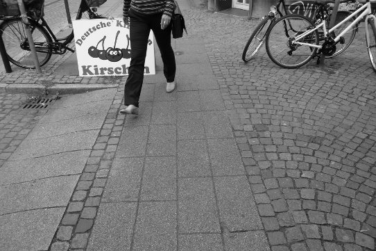 Werbeschilder auf dem Bürgersteig im Viertel in Bremen