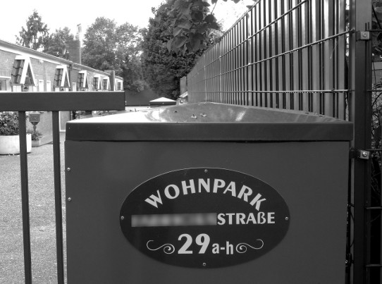 Schild 'Wohnpark XXX-Straße 29 a-h