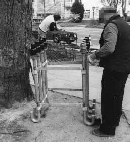 Zwei Arbeiter bereiten die Ankerstangen und den Bewehrungskorb vor