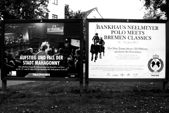 Werbeplakat für Pferdesportveranstantung und Werbeplakat für sozialkritische Oper