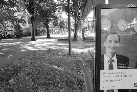 Ein Werbeplakat einer Bank und seine Umgebung in Bremen