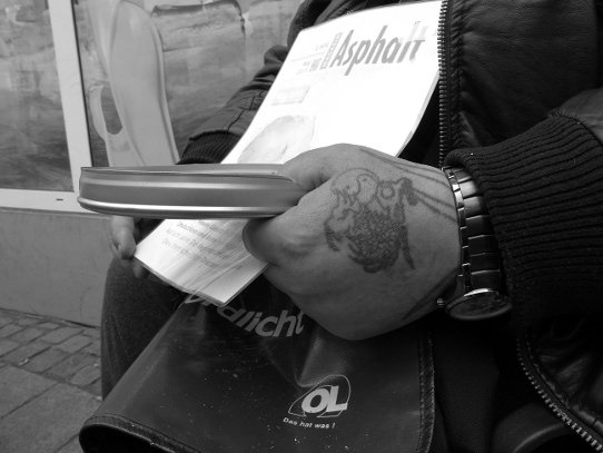 Hand eines Zeitschriftenverkäufers