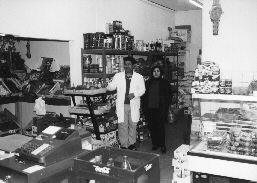 Rona und Habib Assadullah in ihrem internationalen Lebensmittelladen K****-Markt in dem Hochhaus in Bremen-Tenever