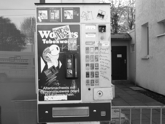 Zigaretten-Automat an der Straße 'Bei den drei Pfählen'