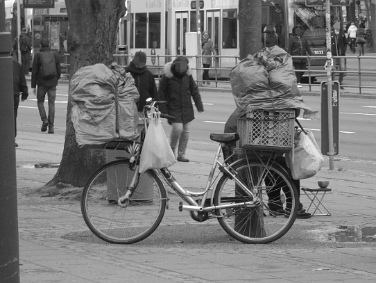 Herdentor: Fahrrad eines Obdachlosen mit umfänglichen Gepäck