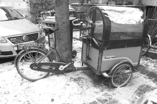 Bremen, Peterswerder: Fahrrad mit großem Kasten für den Transport von Kindern oder Gegenständen
