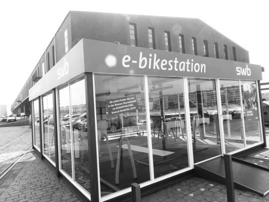 Bremen, Überseestadt: Glas-Pavillion einer (geschlossenen) Aufladestation für Elektro-Fahrräder (neudeutsch: e-bikestation)