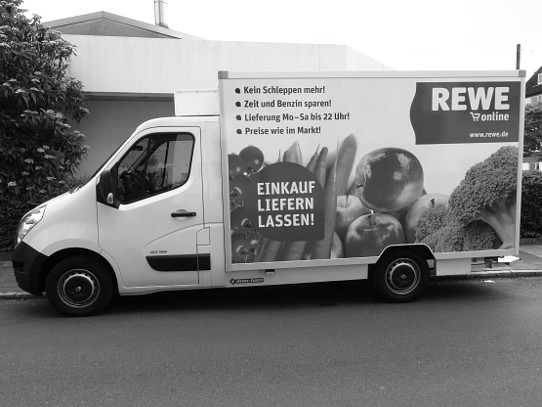 Bremen, Hulsberg: Lieferwagen einer großen Verbrauchermarkt-Kette