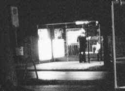 Obdachloser in der Nacht an Bushaltestelle
