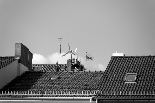 Bremen: Windrad und Antennen auf einem Dach