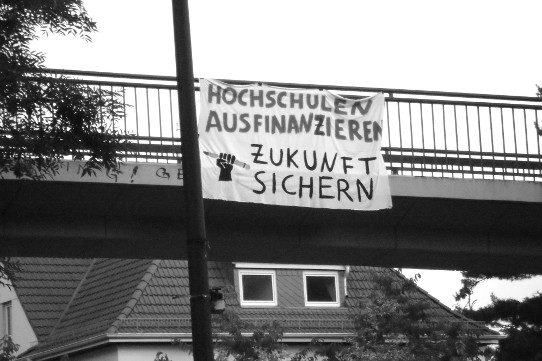 Bremen, Kurfürstenallee: Transparent am Geländer einer Brücke