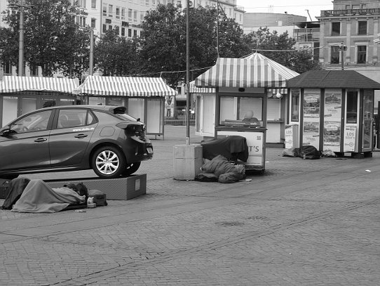 23. Mai 2020, 7:40 Uhr: Drei Obdachlose (horizontal in der Bildmitte) lagern vor den Einrichtungen der Bürgerpark-Tombola auf dem Bremer Bahnhofsvorplatz