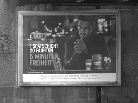 Plakat mit Zigaretten-Werbung in einem Tunnel
