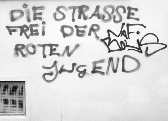 Politisches Graffito in der Vorstadt