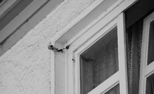 Überwachungskamera vor einem Fenster
