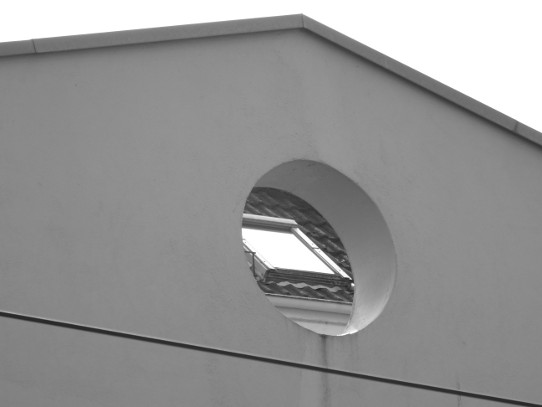 April 2014, Blick durch einen Durchbruch auf ein Dachfenster