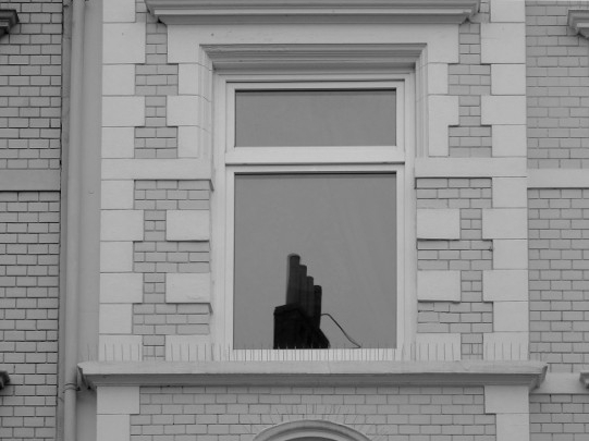 Mai 2016, Schornstein spiegelt sich im Fenster