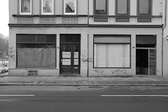 offenbar lange leerstehenden Ladenlokale am Buntentorsteinweg in Bremen