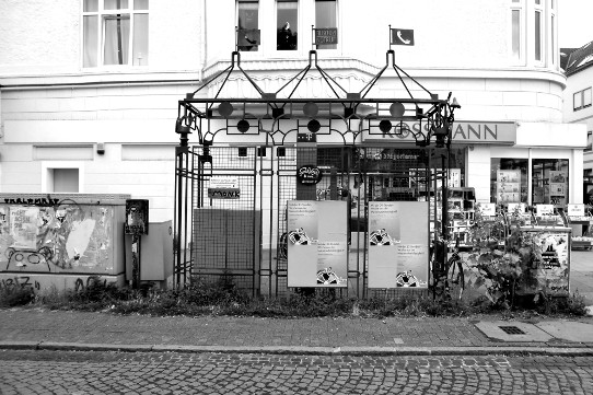 'Neo-Jugendstil-Käfig' mit Telefonsäule und zwei Briefkästen in der Bremer Neustadt