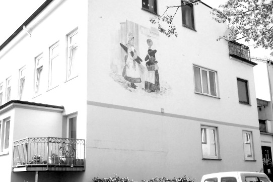 Wohngegend in der Östlichen Vorstadt in Bremen: Wandmalerei mit zwei altertümlich gekleideten Frauen, die längliche Brote unter dem Arm tragen