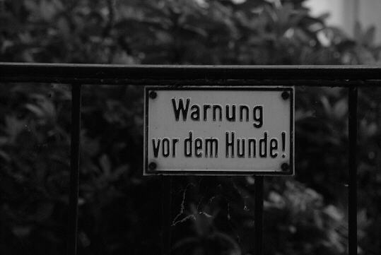 Warnschild an einem Zaun