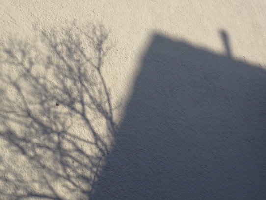 Schatten auf einer Hauswand