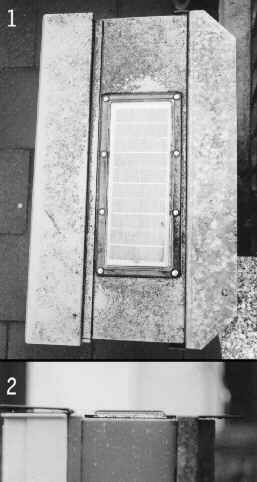 Blick von oben auf einen Zigarettenautomaten mit Solarzellen, Solarzellen aus der Seitenansicht