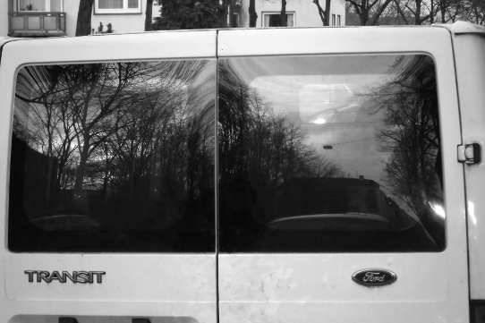 Spiegelungen auf den Fensterscheiben eines Autos