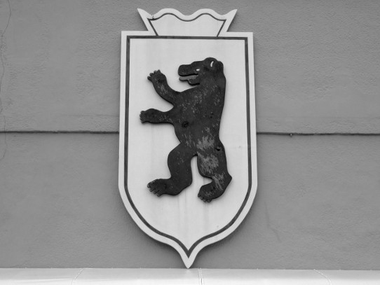 Berliner Wappen mit Bär über einem Geschäft