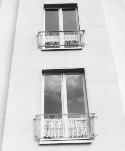 Im Hulsberg-Viertel in Bremen: Fenster eines Treppenhauses mit altertümlichen Gardinen