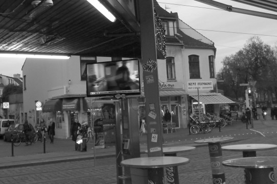 großes Fernsehgerät am Vordach eines Imbisses im Steintor-Viertel in Bremen
